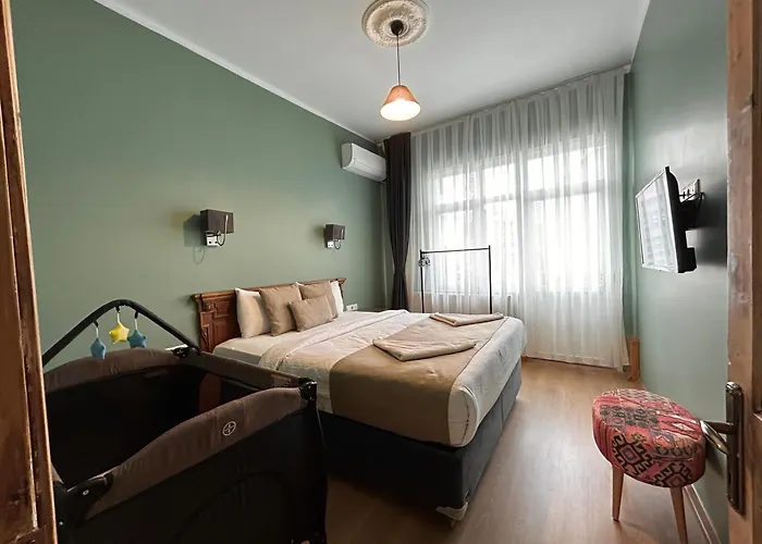 Waterfront Apartment By The Tram - Terrace With Dome & Golden Horn View In Fatih