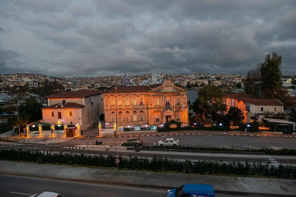 Waterfront By The Tram - Terrace With Dome & Golden Horn View In Fatih Apartament *