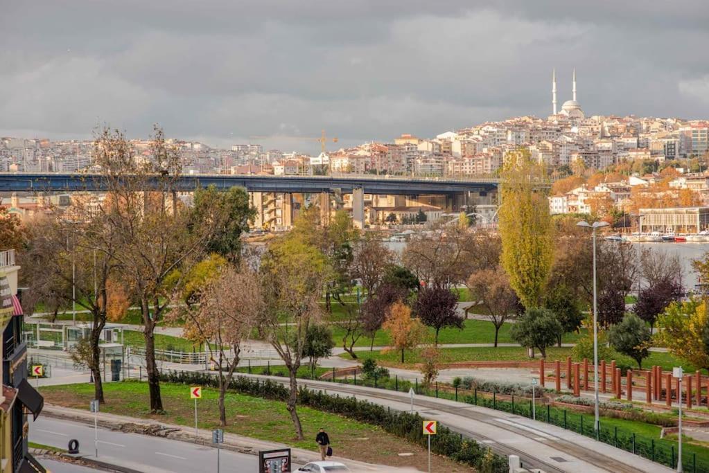 Waterfront By The Tram - Terrace With Dome & Golden Horn View In Fatih Apartament