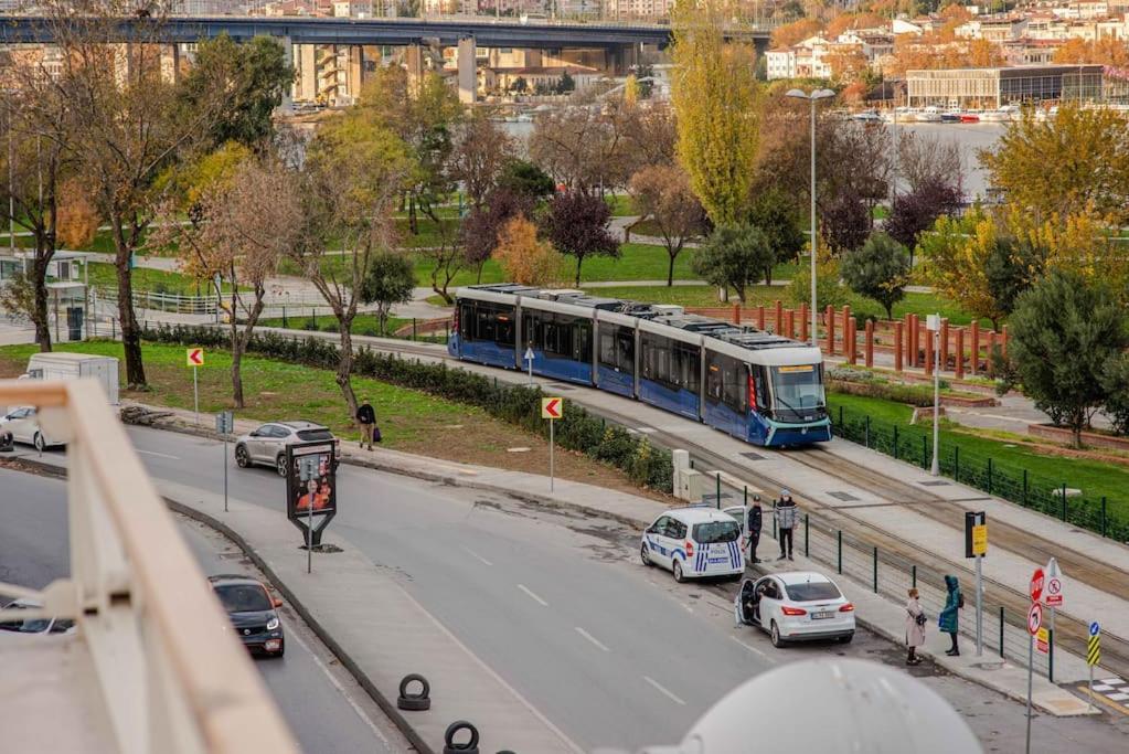 Waterfront By The Tram - Terrace With Dome & Golden Horn View In Fatih Istanboel