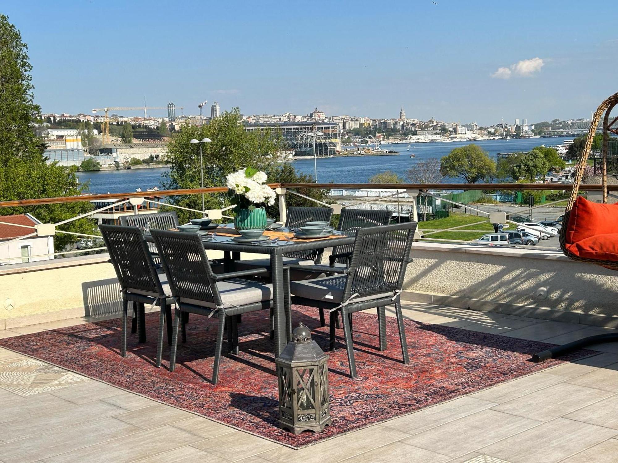 Waterfront By The Tram - Terrace With Dome & Golden Horn View In Fatih Istanboel